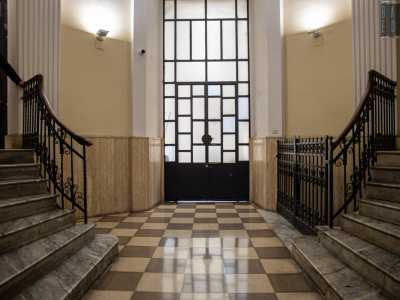Camminando sul pavimento a scacchiera in marmo, osserviamo la solennit� delle linee architettoniche e delle pareti arricchite da lesene